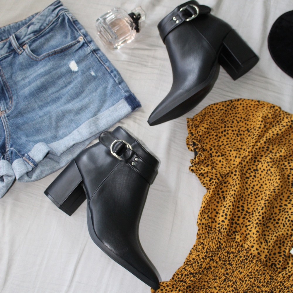 🚨ON SALE🚨//The Taylor// Black Buckled bootie - Picture 7 of 8